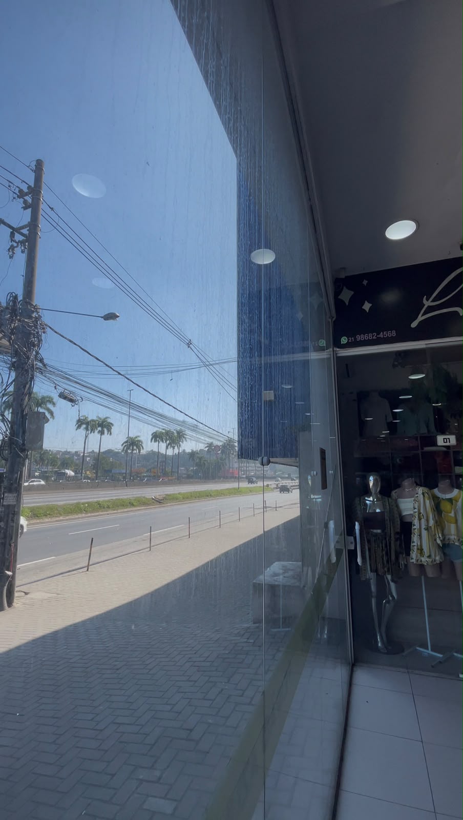 Vitrine suja, antes da limpeza