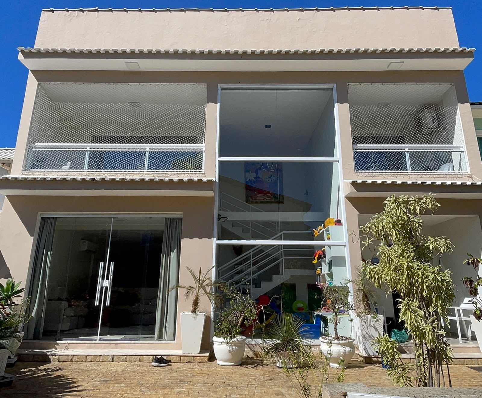 Fachada residencial com vidros grandes limpos