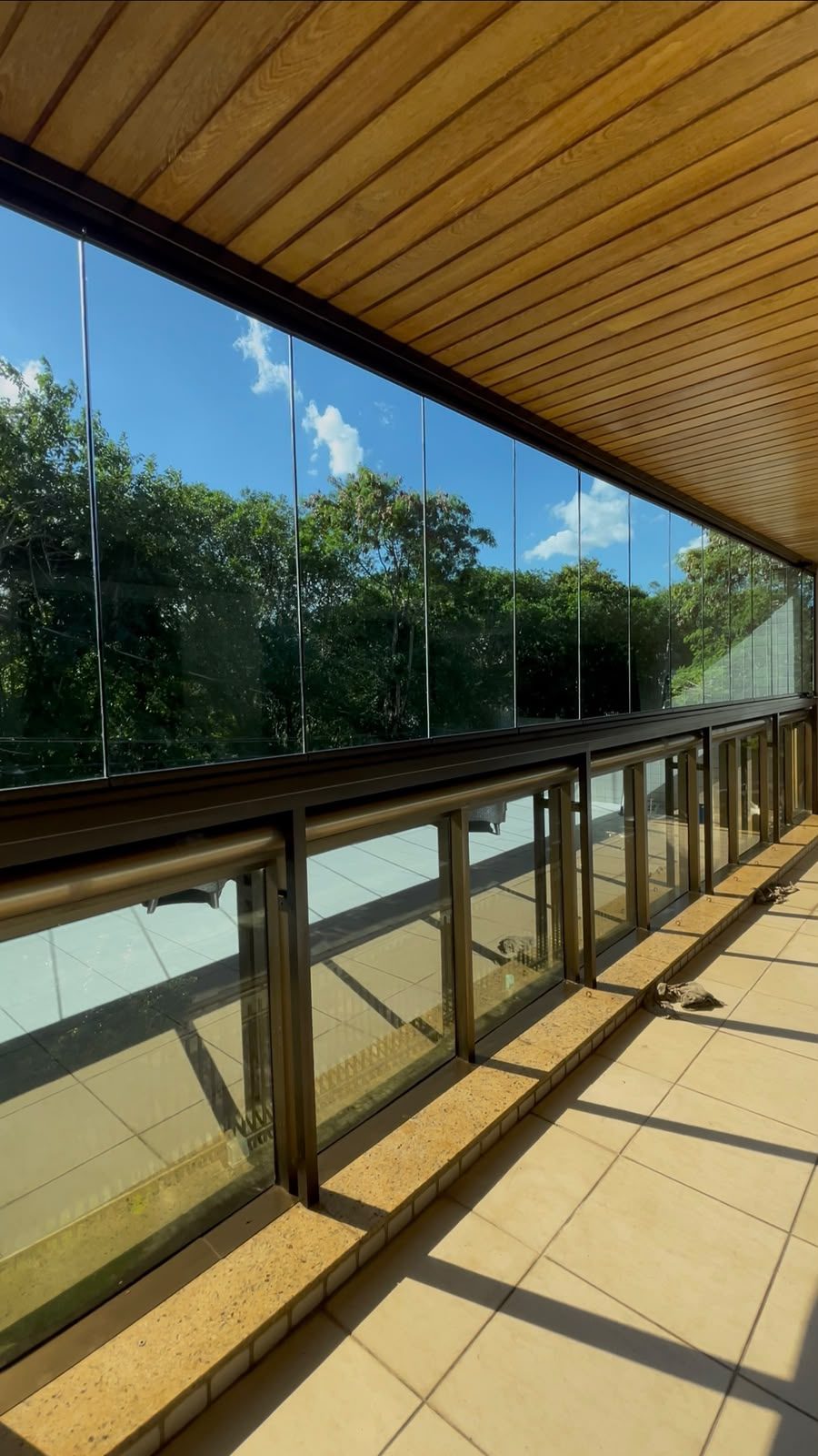 Varanda envidraçada limpa, vista para o jardim
