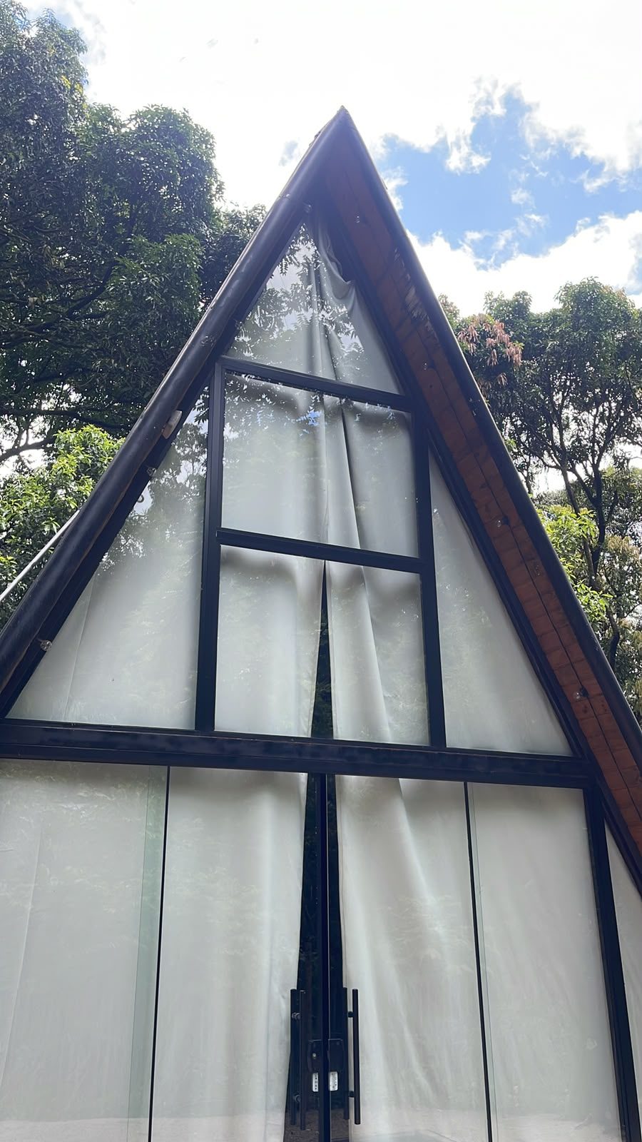 Vidraça de cobertura em formato triangular limpa